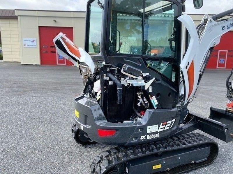 Bobcat E27 med rotortilt og to skuffer